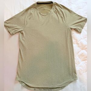 Lululemon Drysense short sleeve workout shirt. Size Large